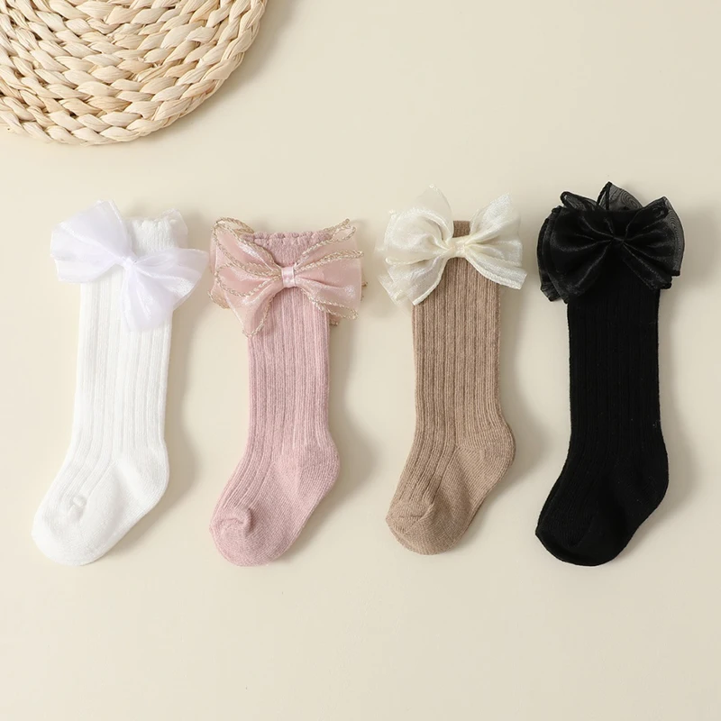 Calcetines con lazo visible en detalle frontal