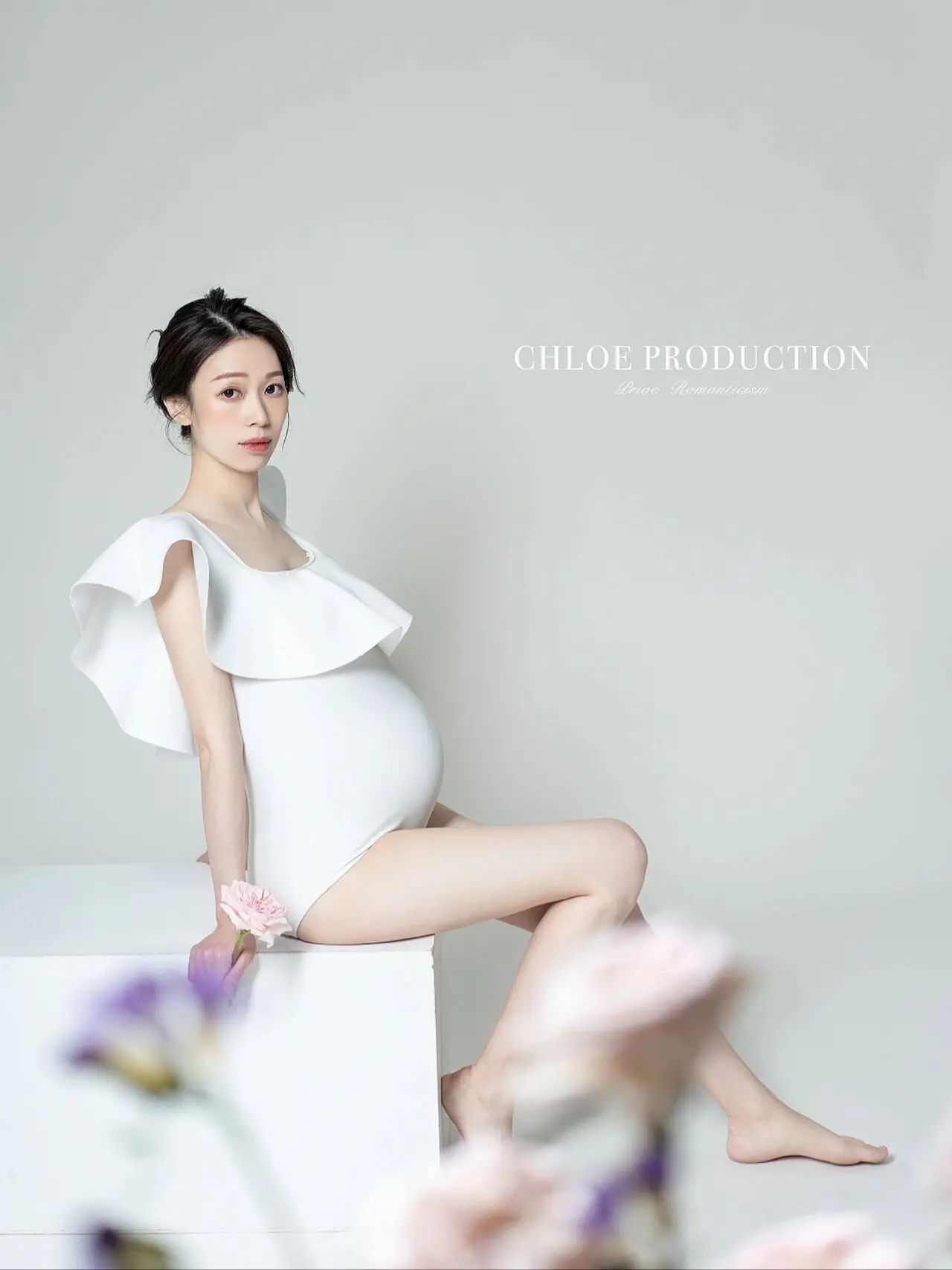 Vestido blanco de maternidad para looks elegantes en estudio