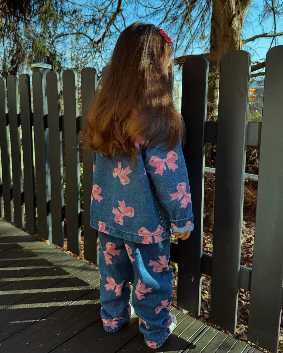 Prenda infantil en tono claro con estampado