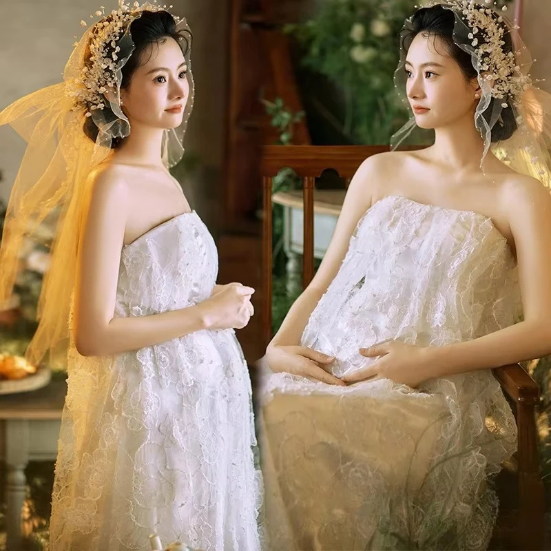 Vestido premamá blanco de encaje ideal para sesión fotográfica - imagen 3