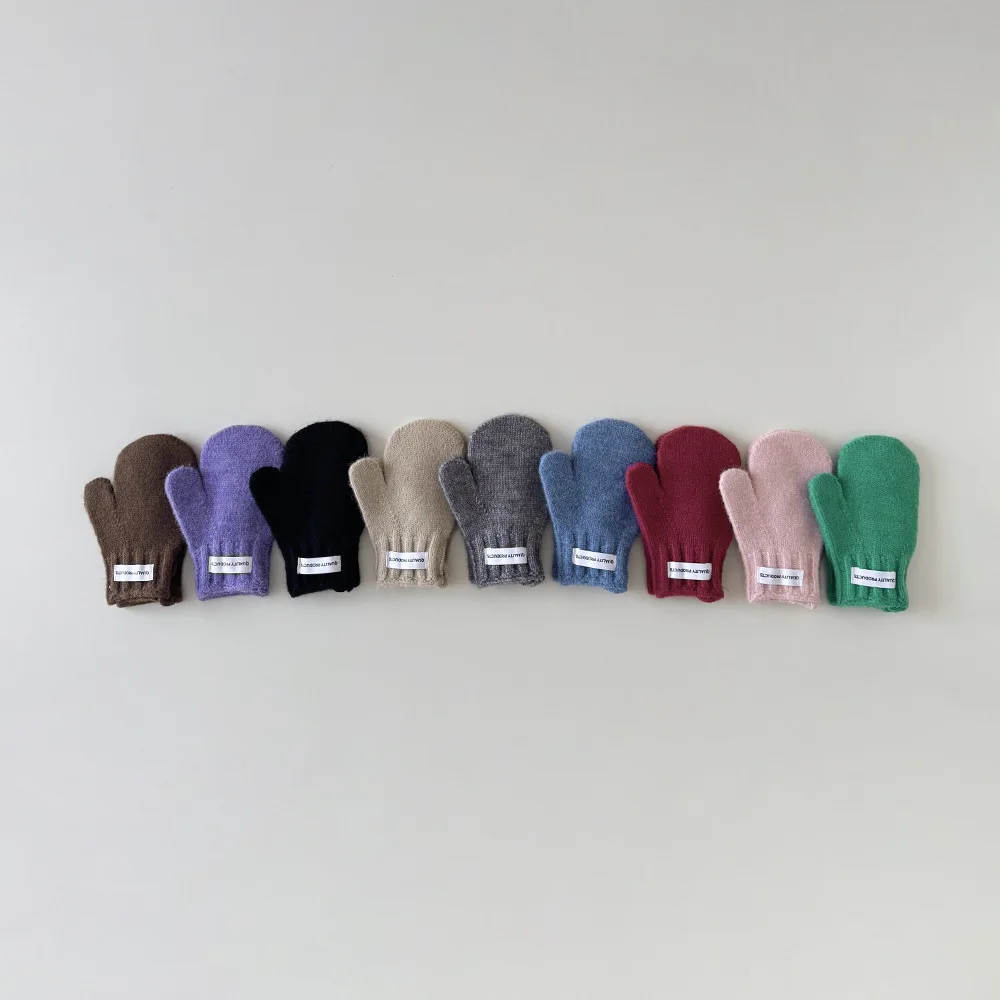 Guantes coreanos para niños mostrando detalle de tejido y costuras