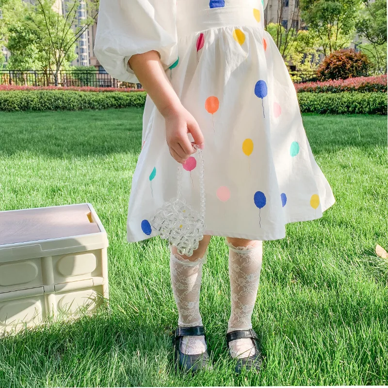 Niña usando los calcetines con calzado veraniego