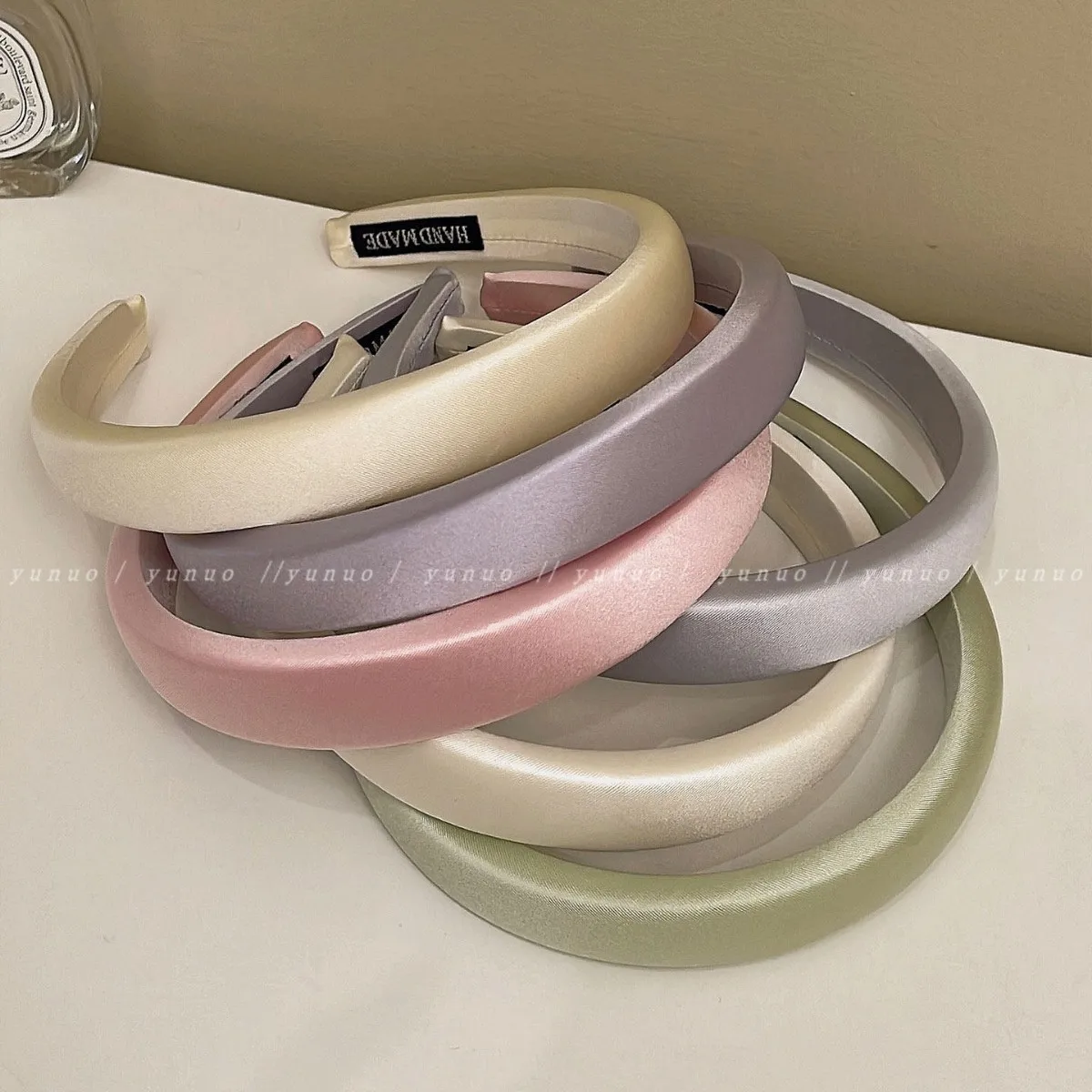 Diadema de satén elegante, práctica y fina, discreta para uso diario - imagen 4