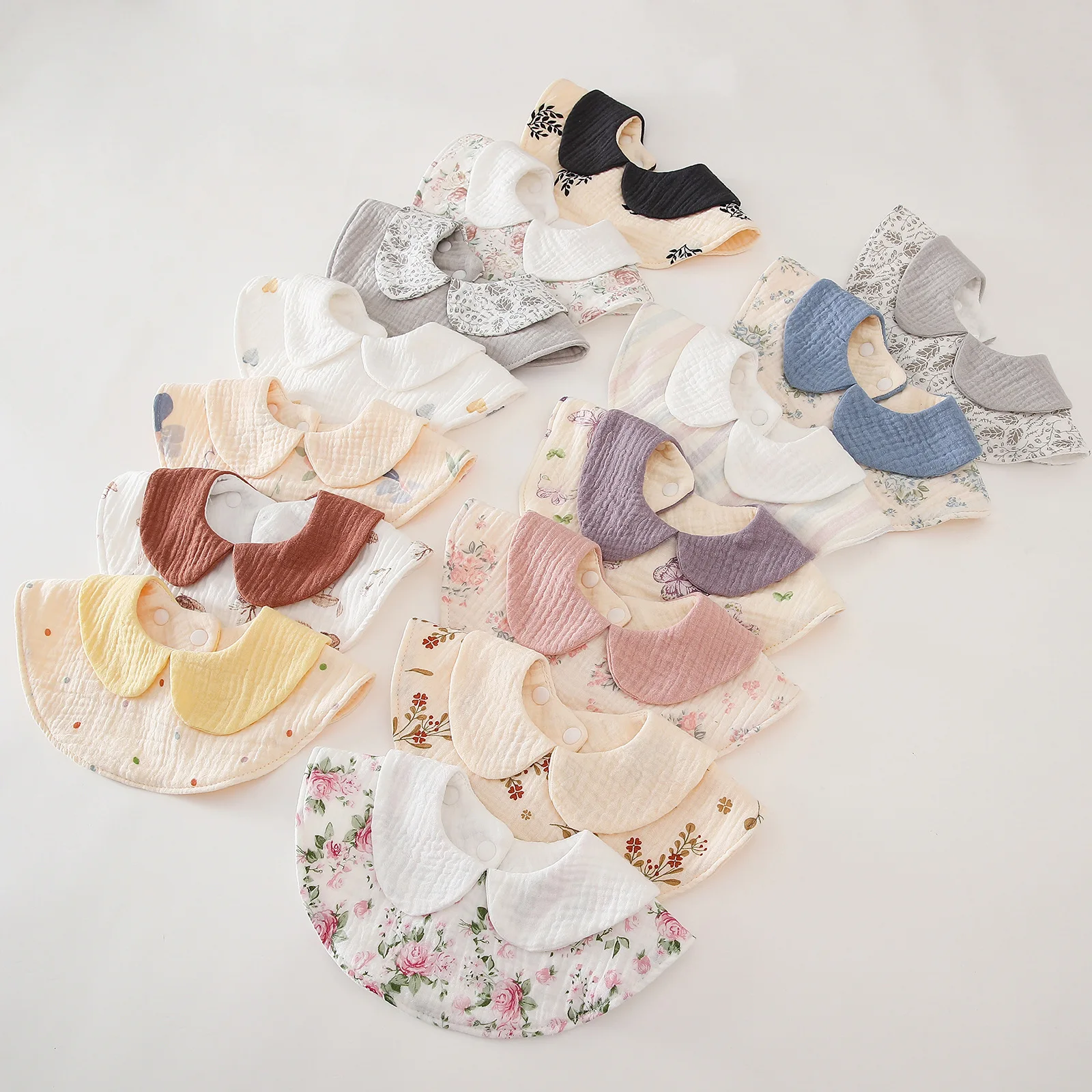 Baberos bebé de algodón ajustables con cuello estampado