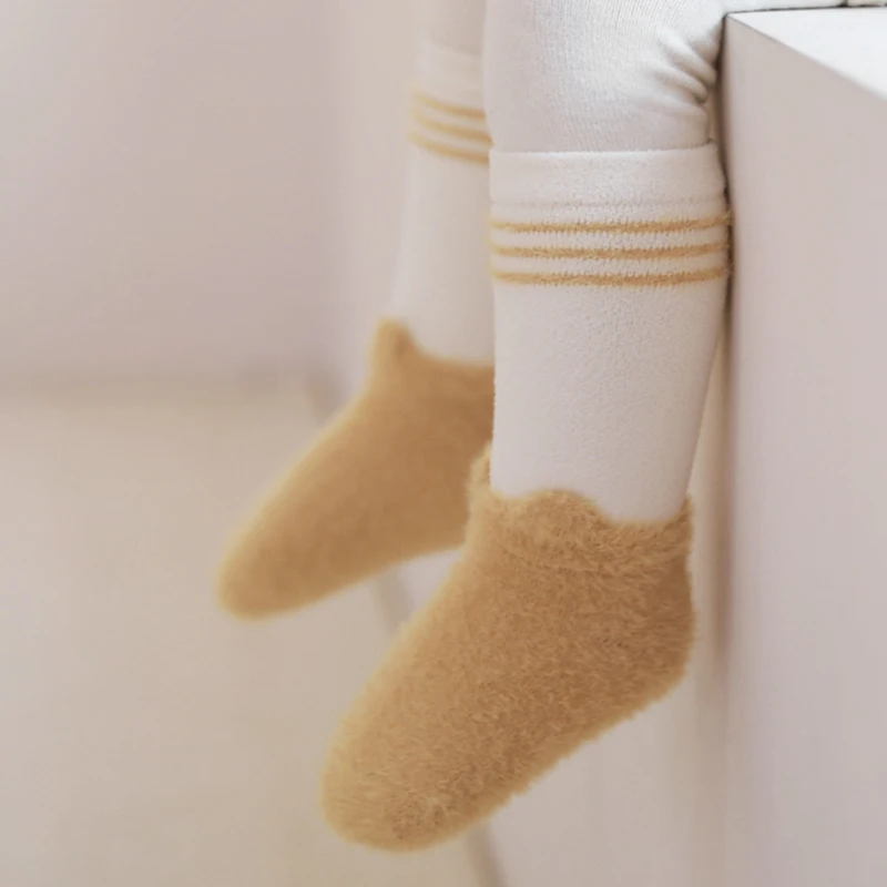 Calcetines de terciopelo coral para bebé – suaves y acogedores - imagen 5