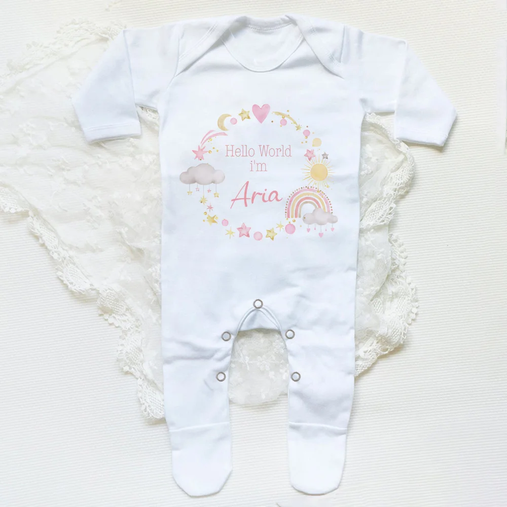 Primer plano del Babygrow y Baberos Hello World