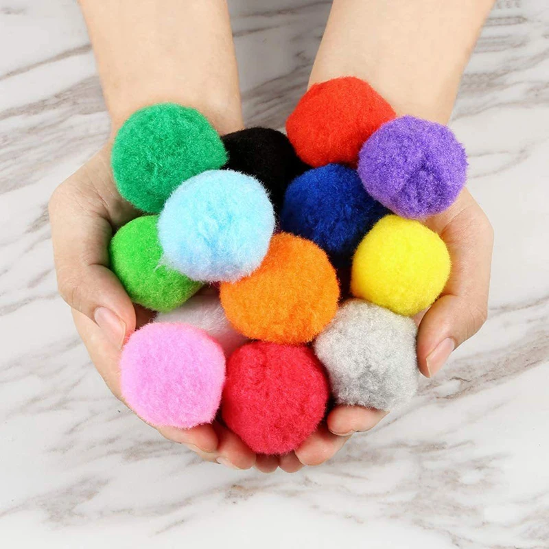 Pelotas en entorno de playa