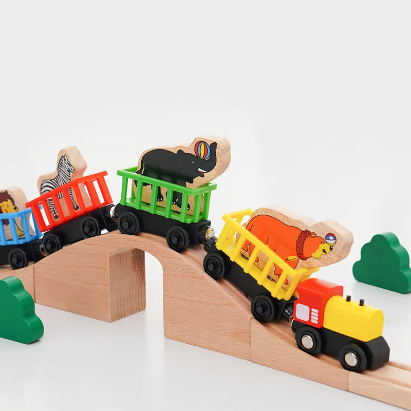 Tren magnético de madera con locomotora, ambulancia y bomberos - imagen 5