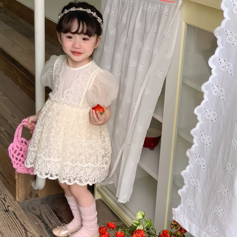 Vestido de encaje para niña