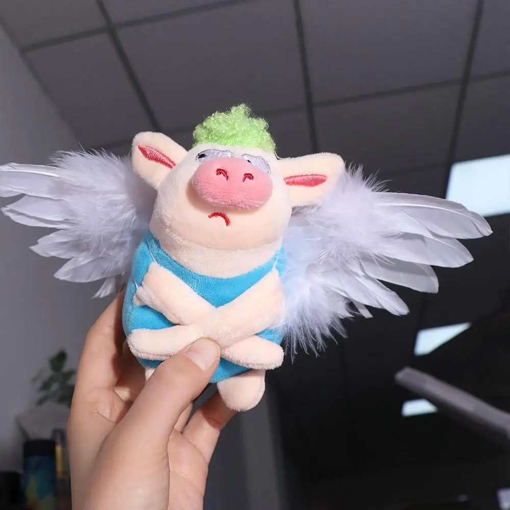Muñeca de peluche con alas de algodón vista frontal