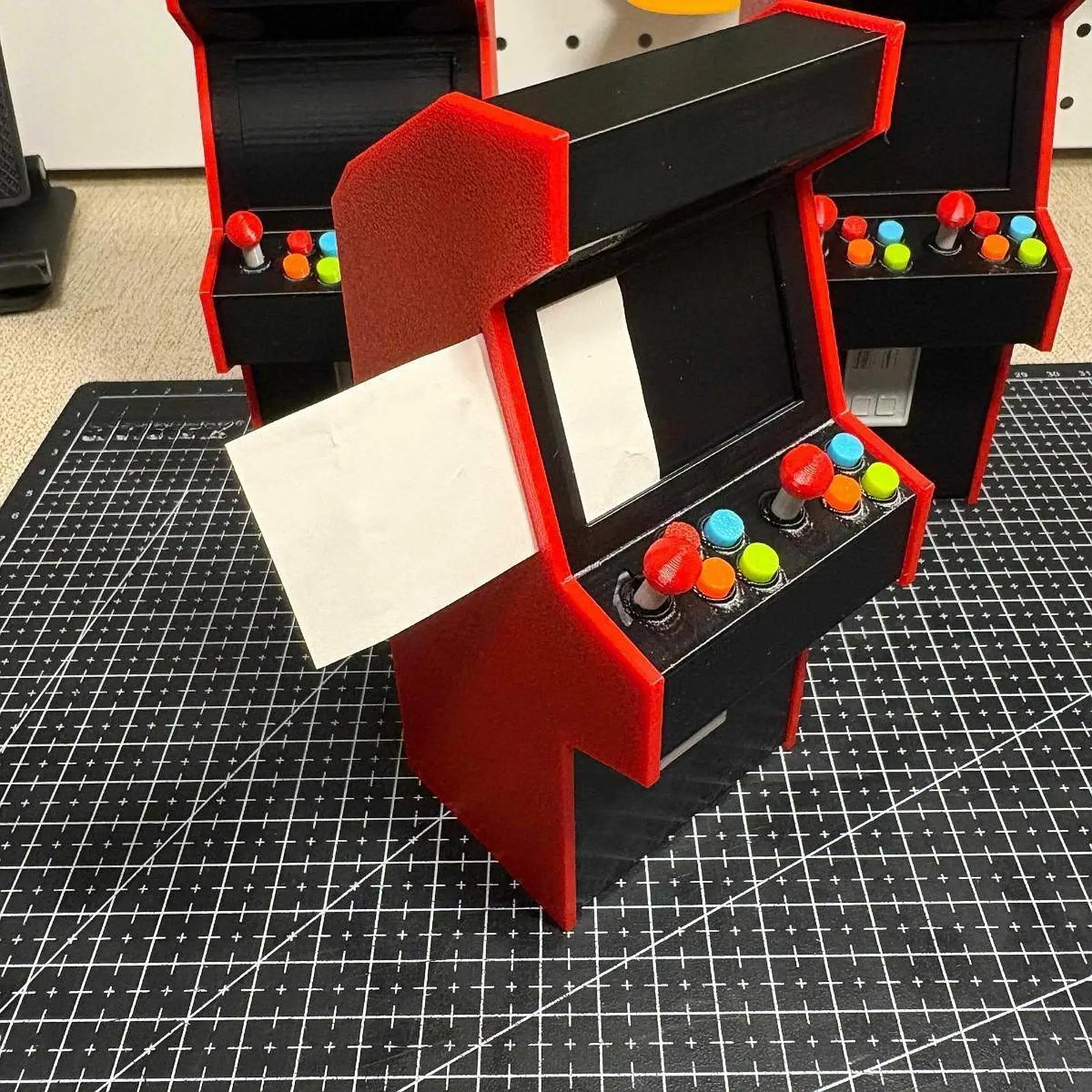Figura de arcade en miniatura rojo y negro para diorama - imagen 4