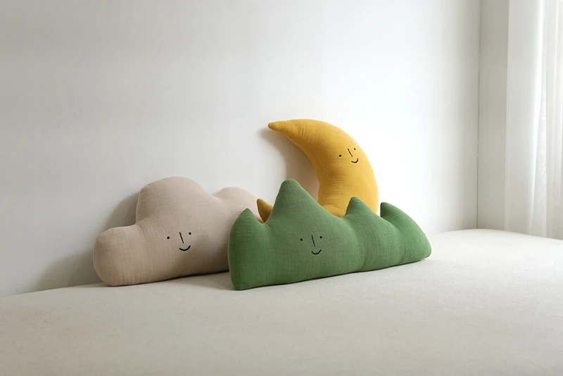 Almohada forma nube beige con letras bordadas