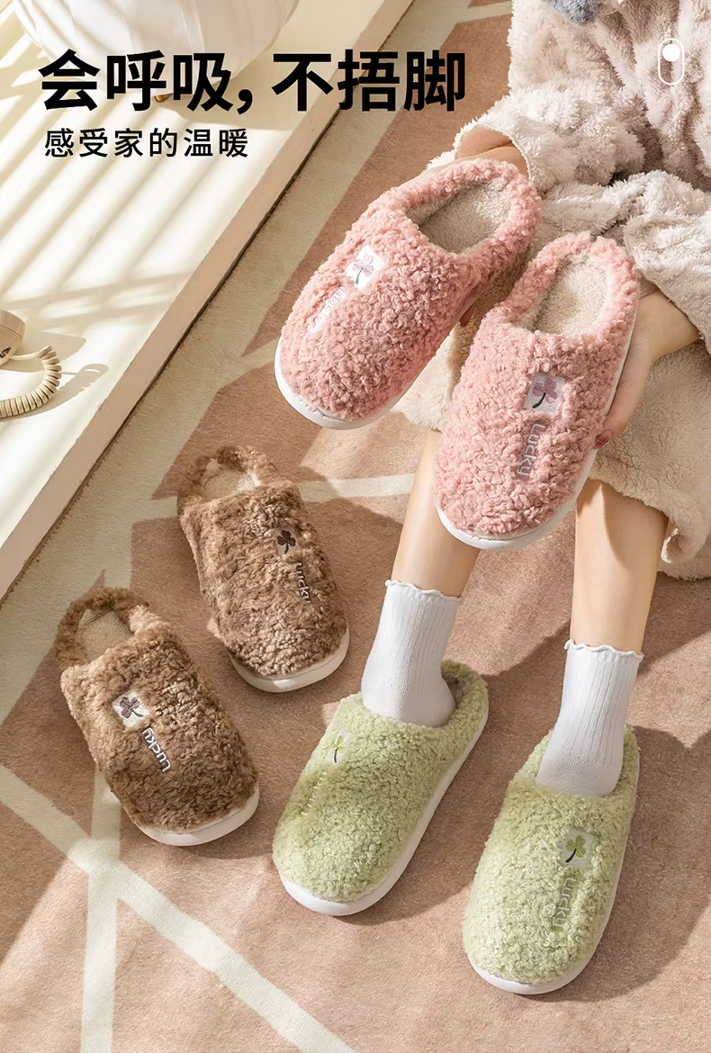 Niño usando las pantuflas en casa