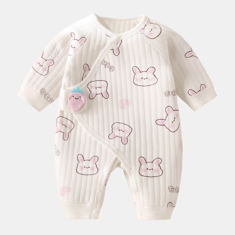 Mono de bebé cálido con diseño de mariposa