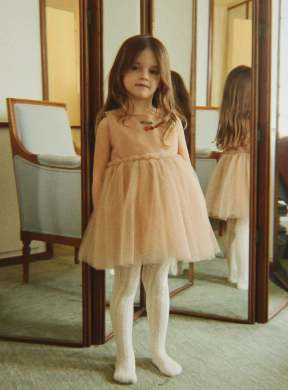 Vestido con acabado festivo y silueta de fiesta
