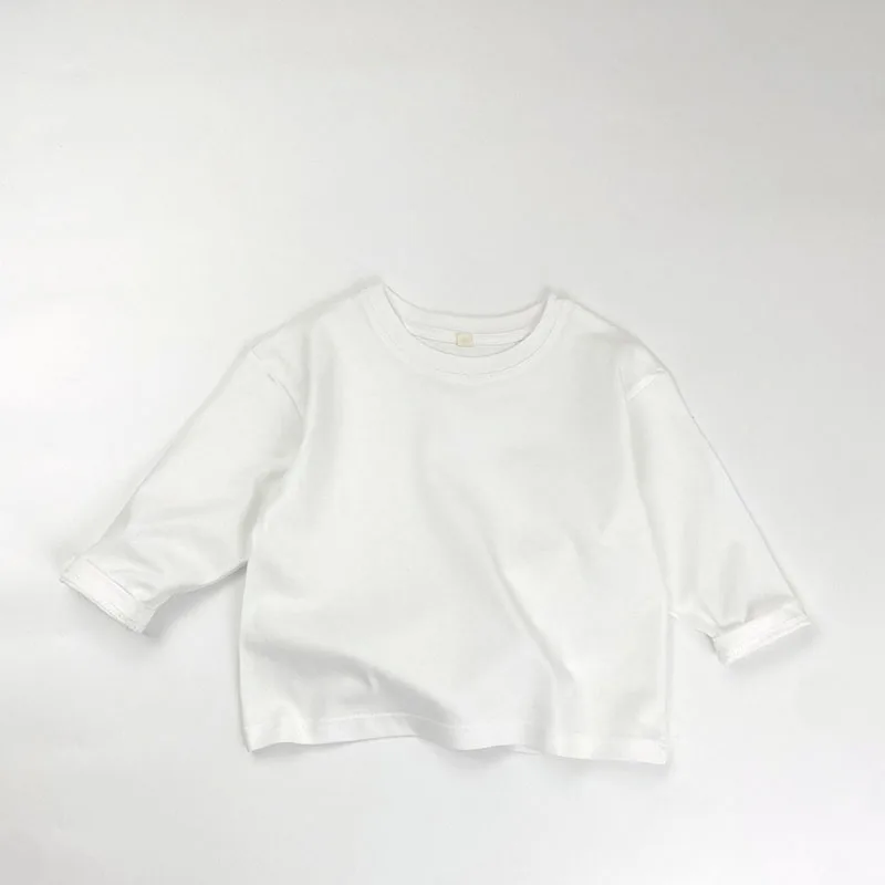 Camiseta interior en blanco, vista frontal completa