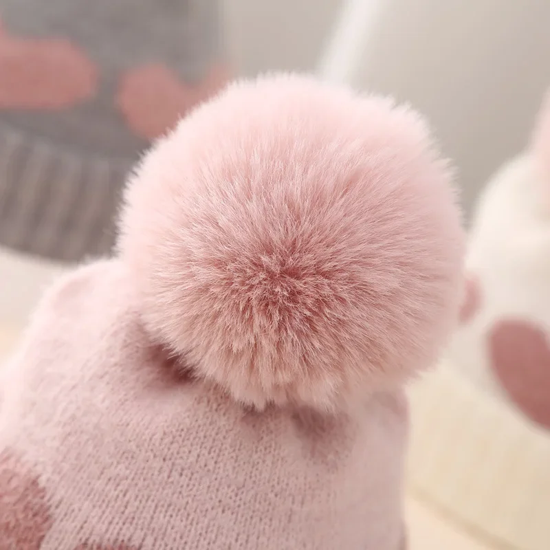 Gorro de punto invernal para bebé con pompón y corazón - imagen 4