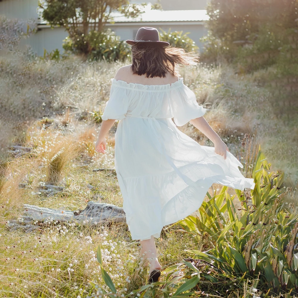 Vestido de maternidad blanco para fotos con hombros descubiertos - imagen 5