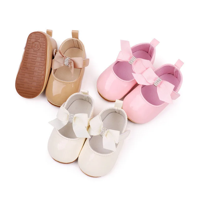 Zapato infantil de PU en tono caqui mostrando detalle de la puntera