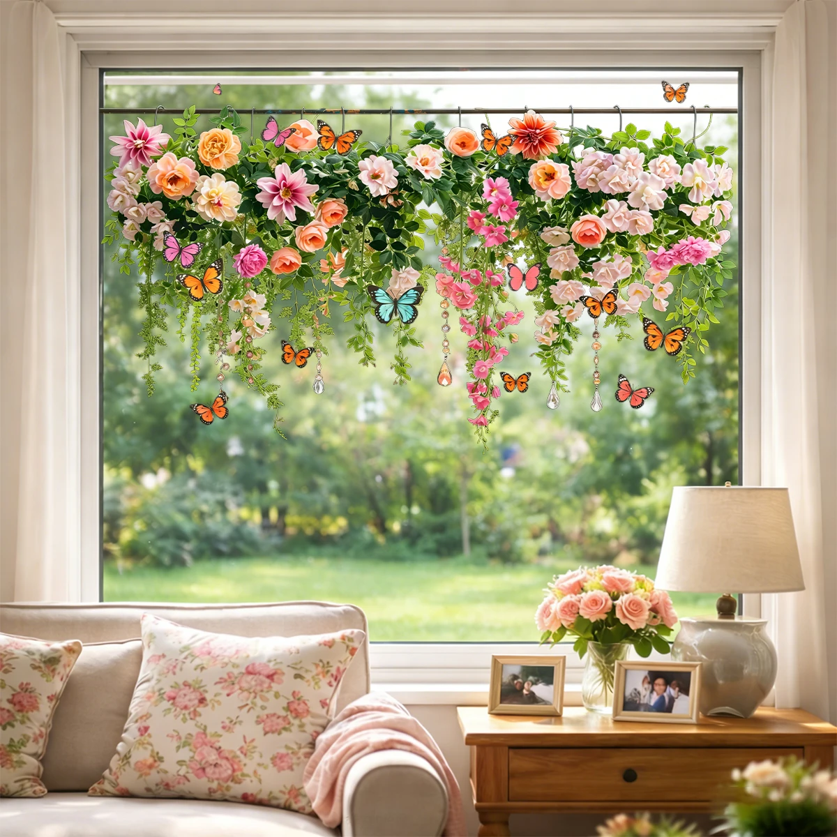 Detalle del diseño floral y mariposas
