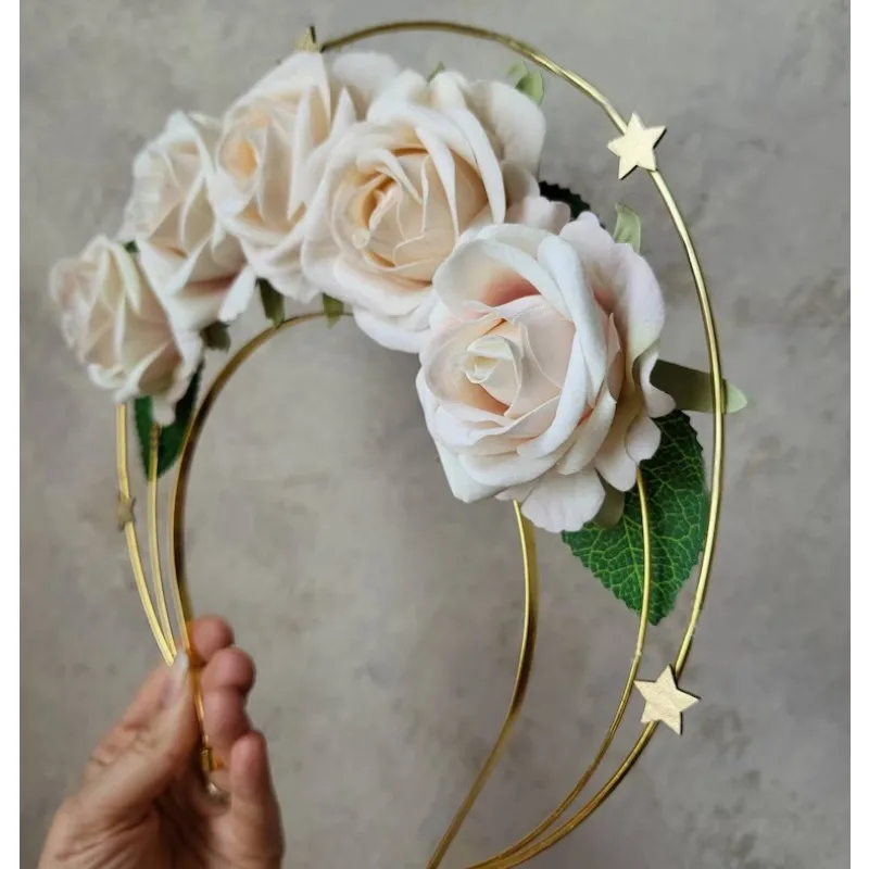 Diadema corona halo floral con rosa roja y estrellas para niña - imagen 4