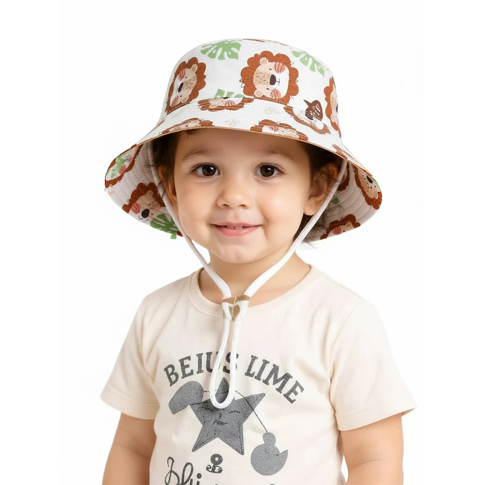 Modelo con gorro tipo panamá y estampado infantil