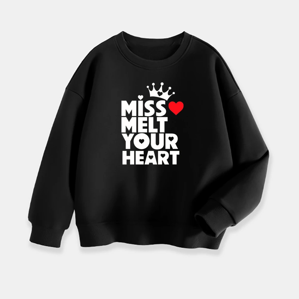 Imagen del niño usando la sudadera