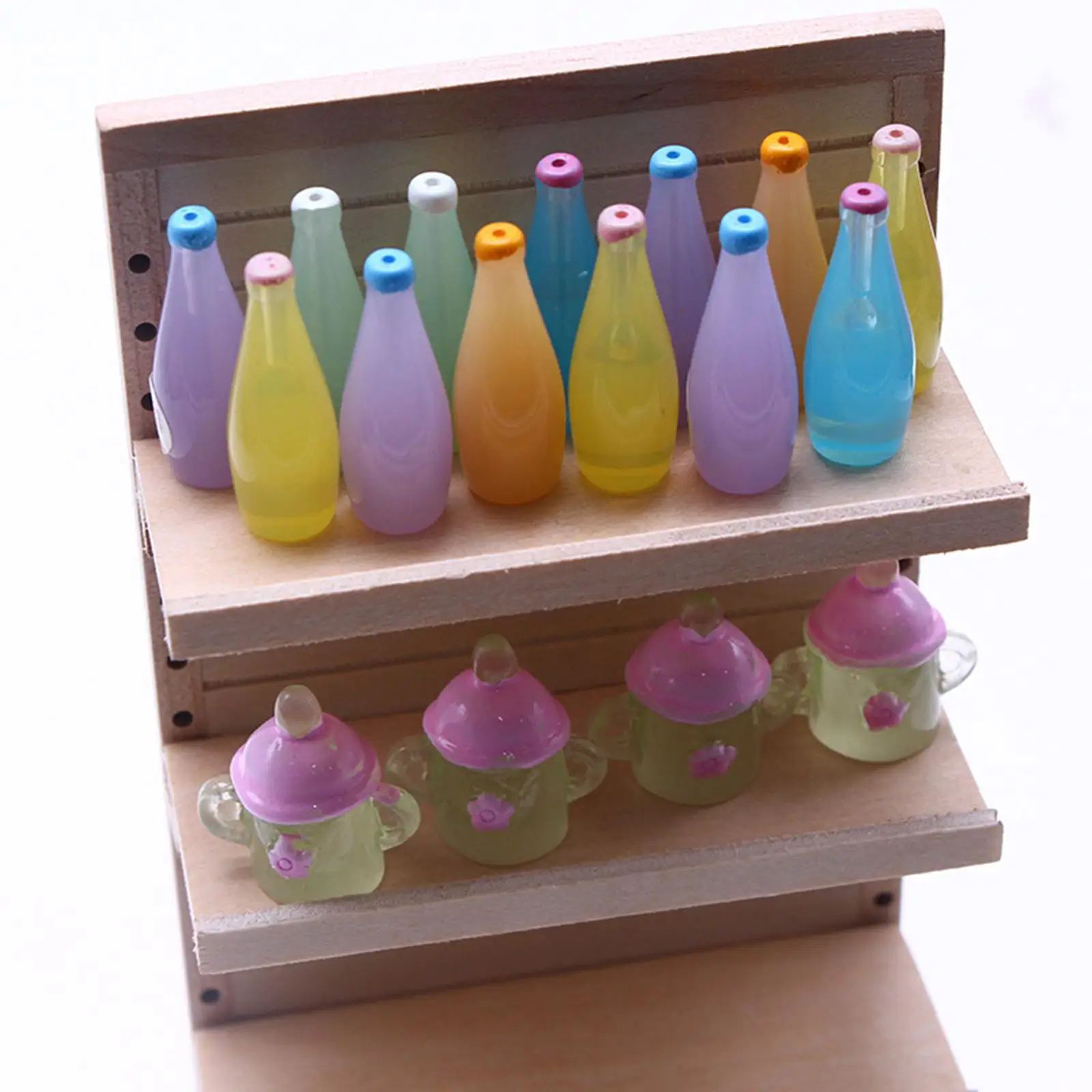 Estantería en madera para casa de muñecas con mini vasos y latas