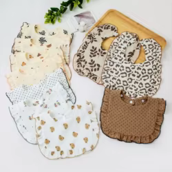 Babero bandana floral con volantes para bebé