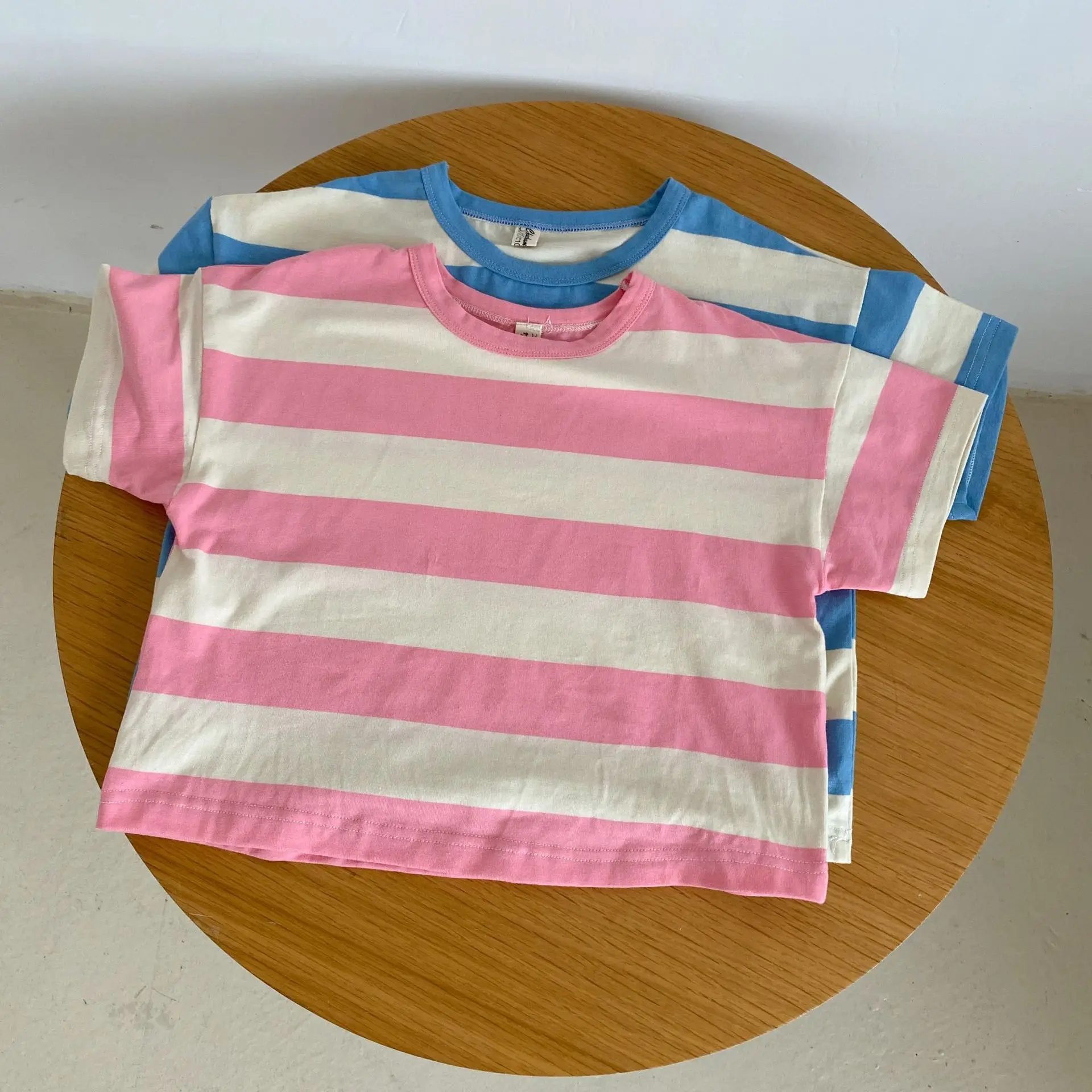 Camiseta a rayas azules vista frontal