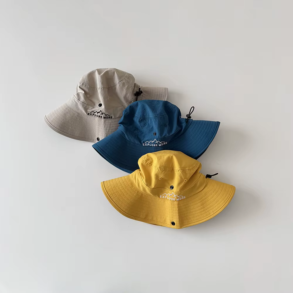 Detalle del sombrero con letras de colores para niña