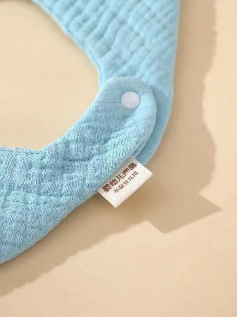 Detalle de textura arrugada del babero para bebé