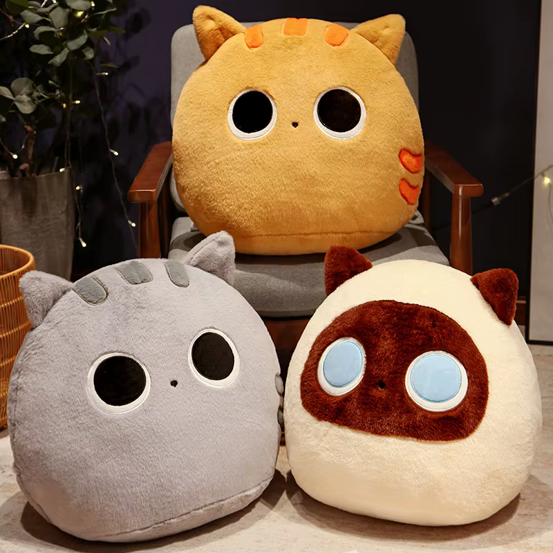 Llavero de gato kawaii de peluche blanco y negro