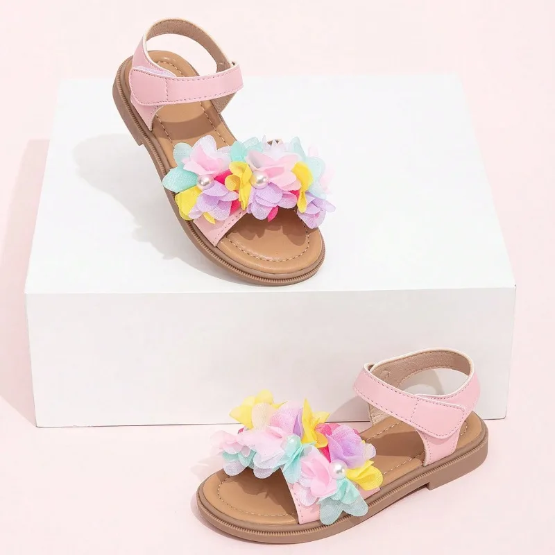 Vista de las sandalias en estilo veraniego