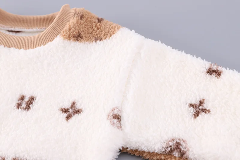 Detalle del tejido polar suave y esponjoso del pijama infantil