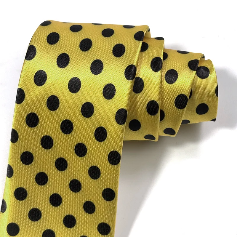 Detalle del diseño de corbata en tonos amarillo y negro