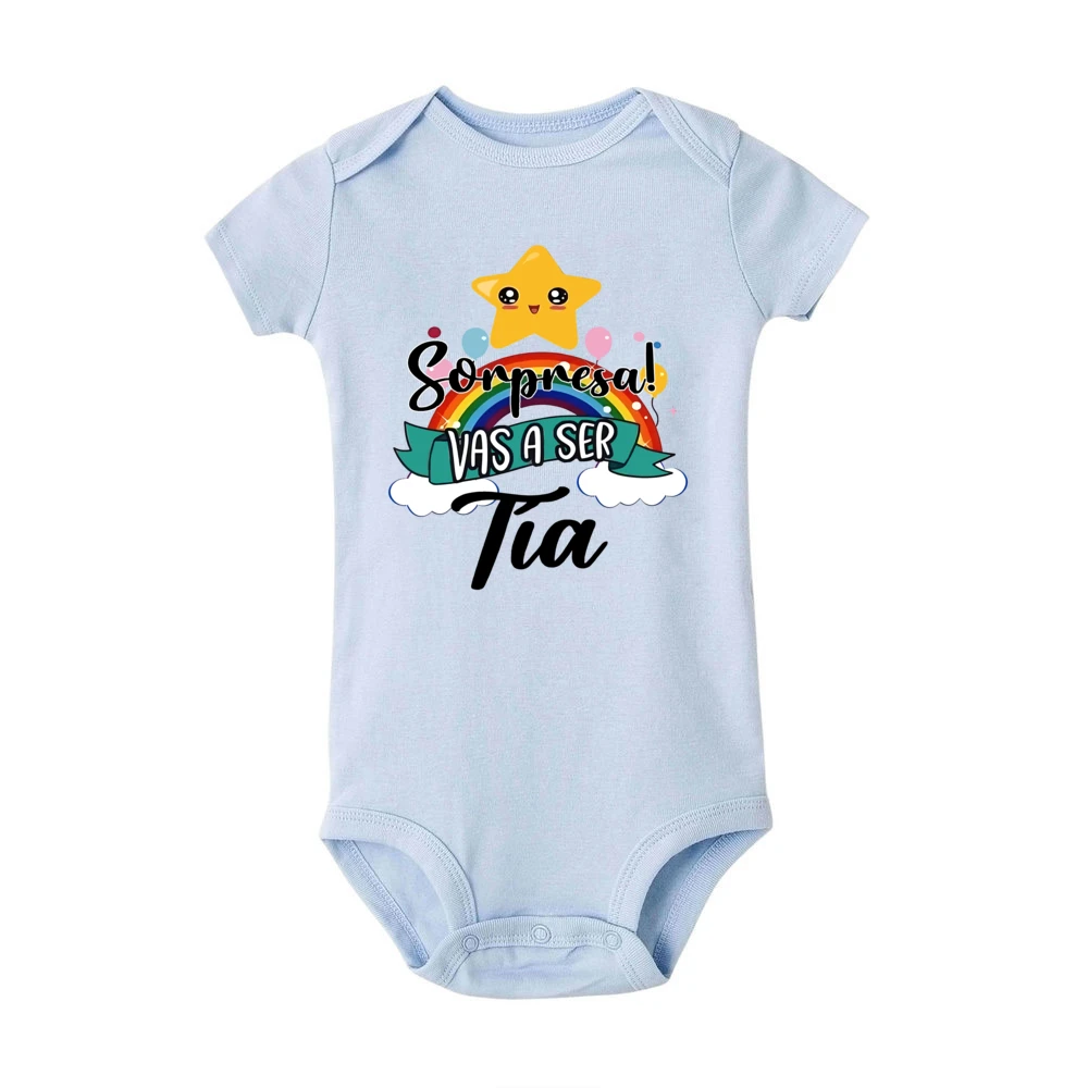 Mameluco puesto sobre un bebé sonriendo