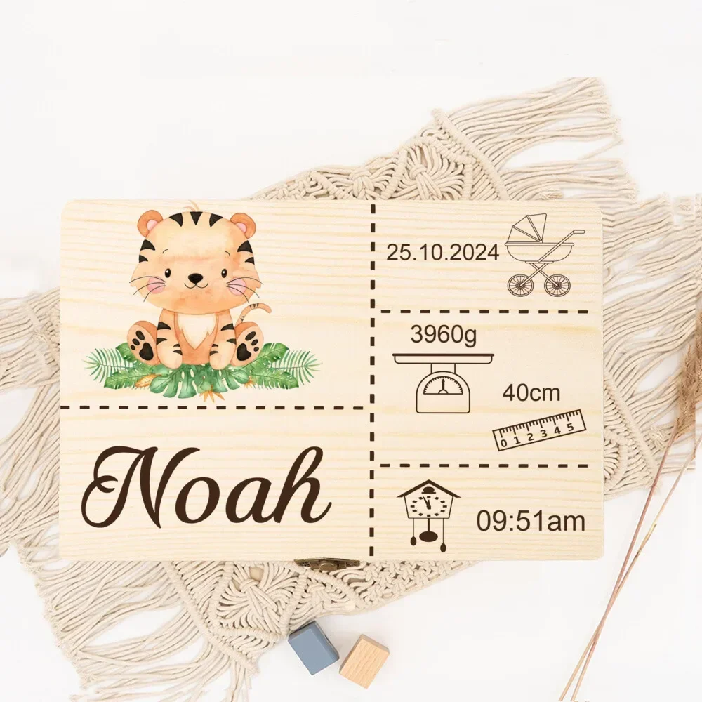 Caja de recuerdos para bebé con safari en madera personalizada - imagen 3