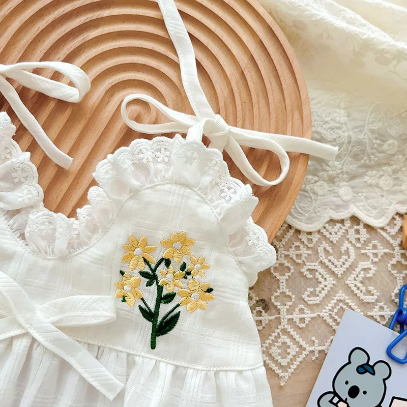 Mono camisola extendido sobre superficie plana