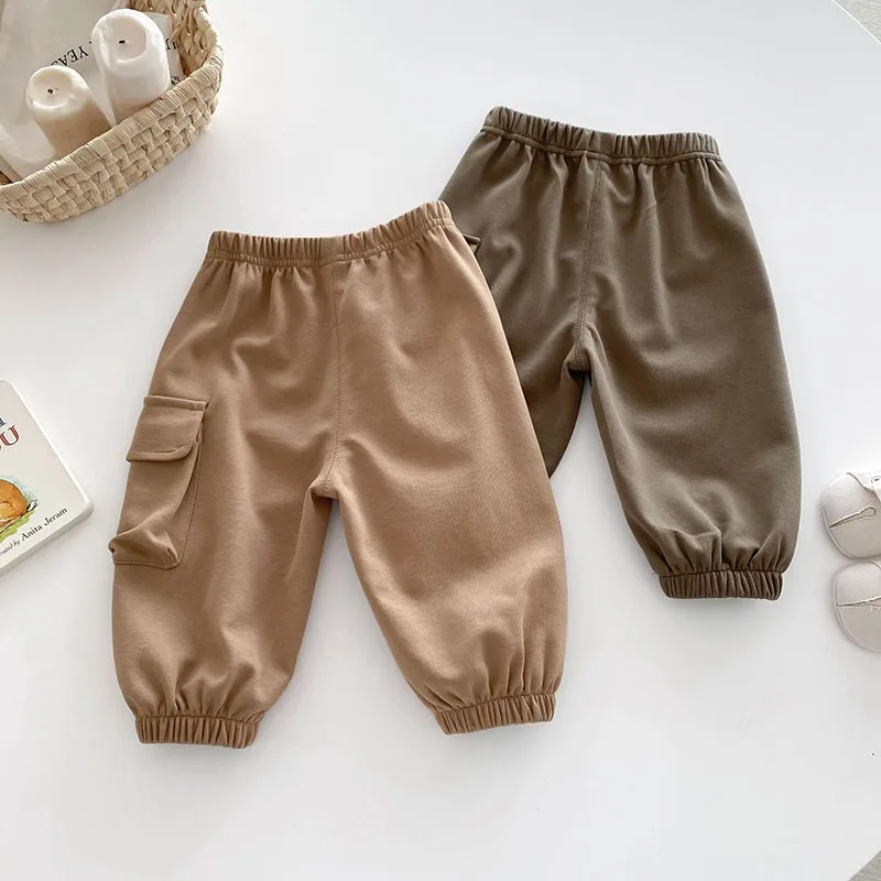 Niño jugando con pantalón
