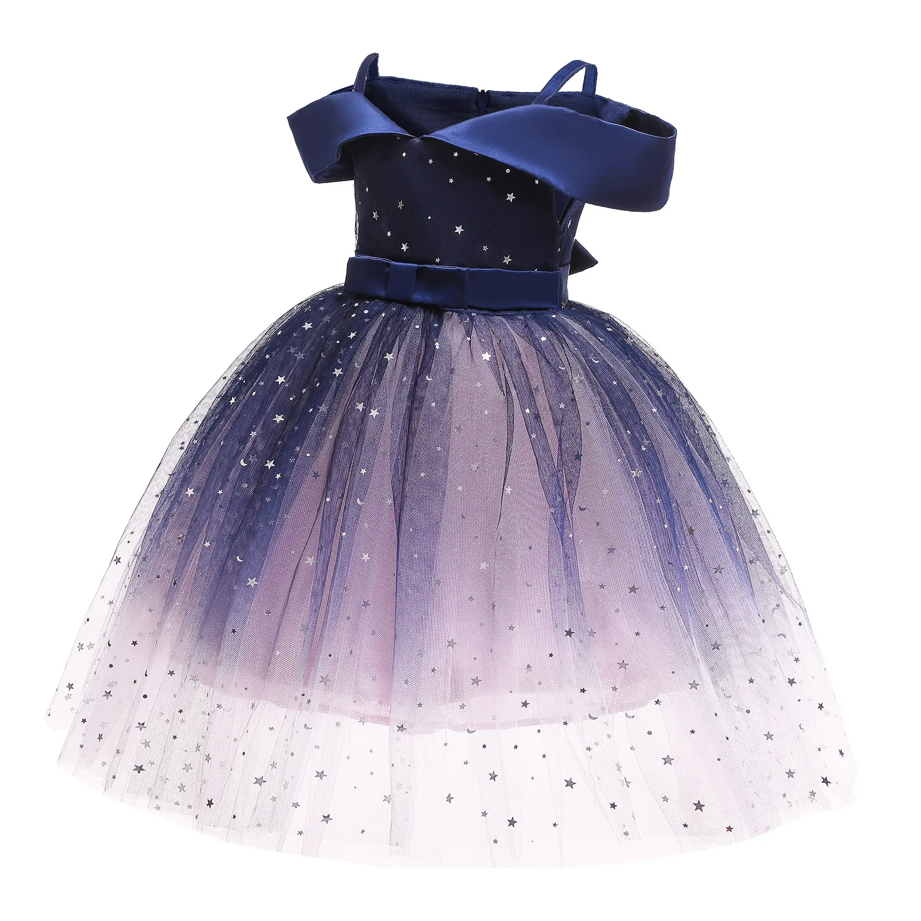 Vestido de princesa azul con detalles florales bordados