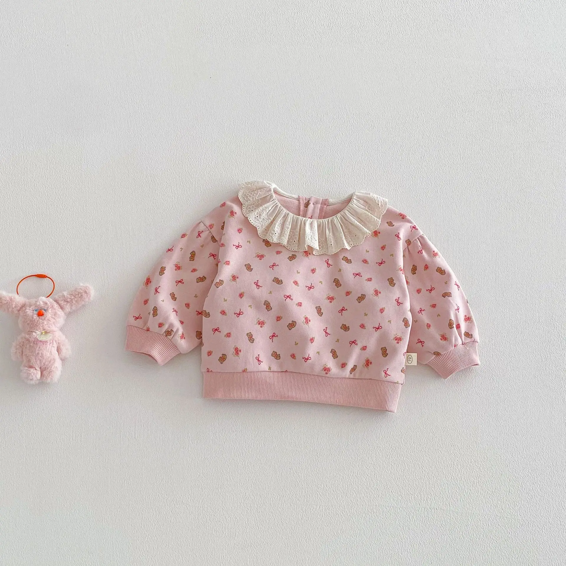Vista lateral de la sudadera infantil