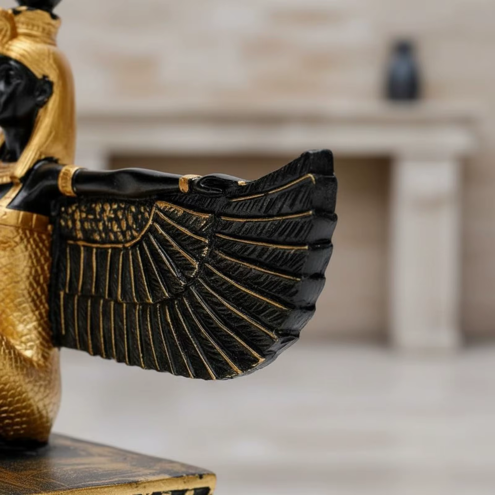 Estatua decorativa pintada a mano de la diosa Isis con plumas
