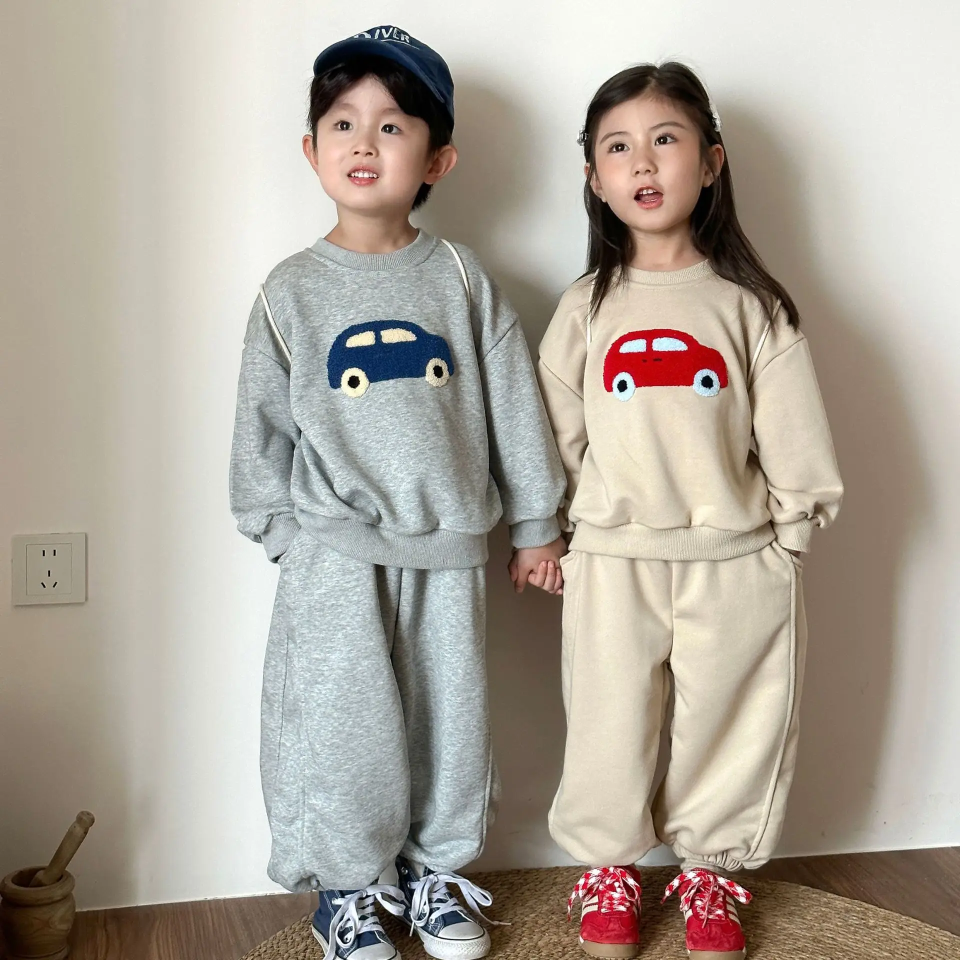 Conjunto deportivo infantil de otoño: suéter y pantalón - imagen 3