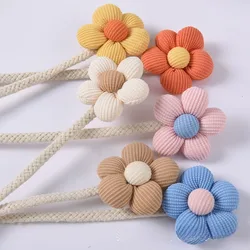 Alzapaños de cortina con flores para habitación infantil sin taladrar