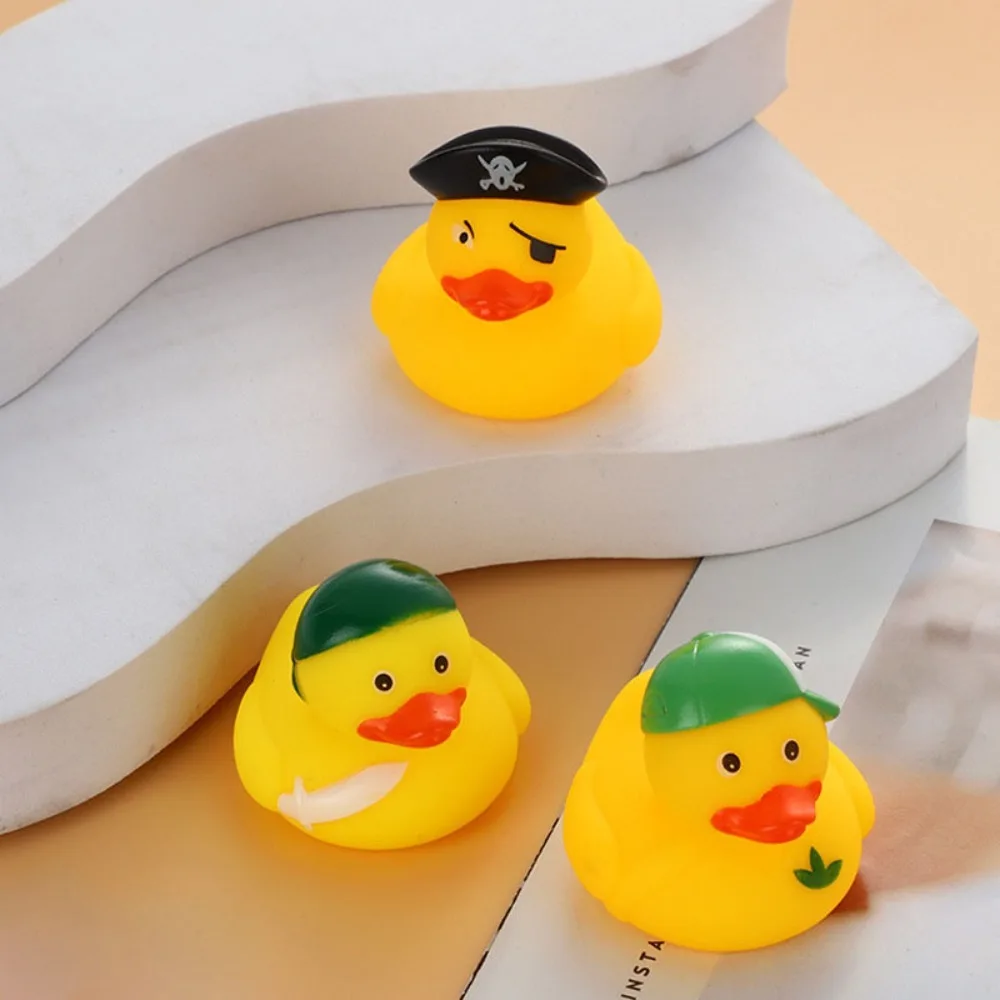 Pato amarillo de caucho en mano infantil