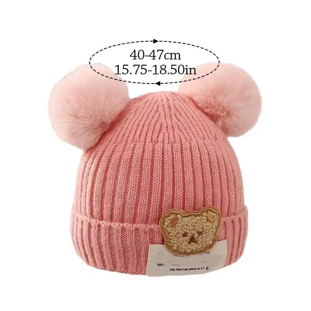 Gorro en tono rosa con borla de felpa detallada