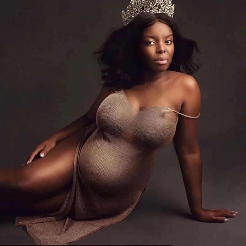 Vestido de maternidad en punto dorado para sesión fotográfica - imagen 2