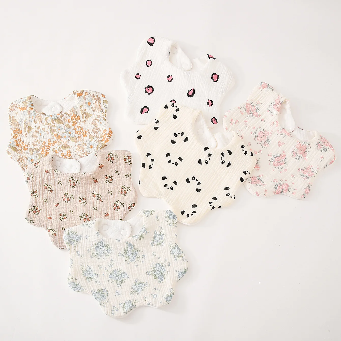Babero de gasa estampado pétalos para bebé - imagen 2