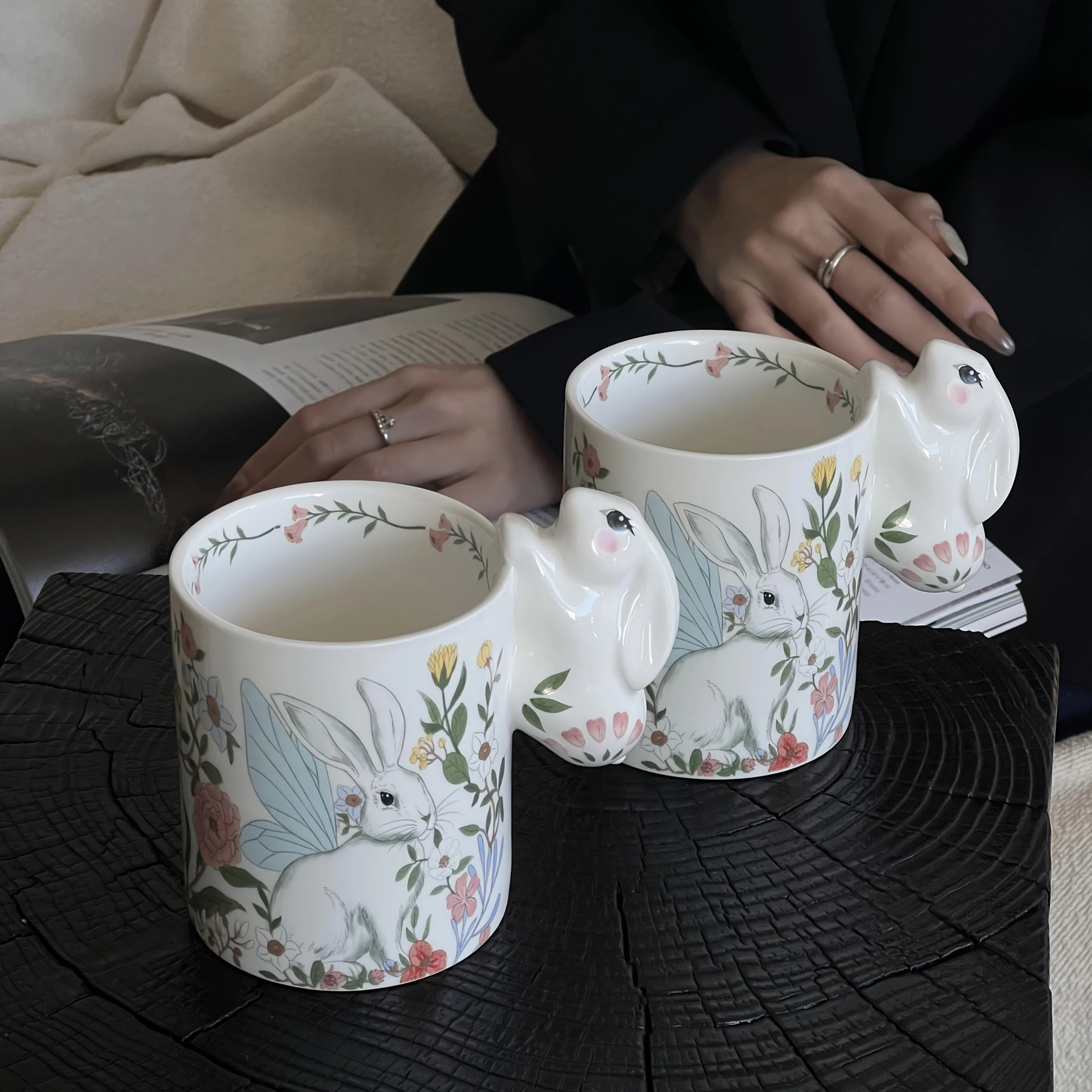 Taza con diseño de conejito y flores primaverales
